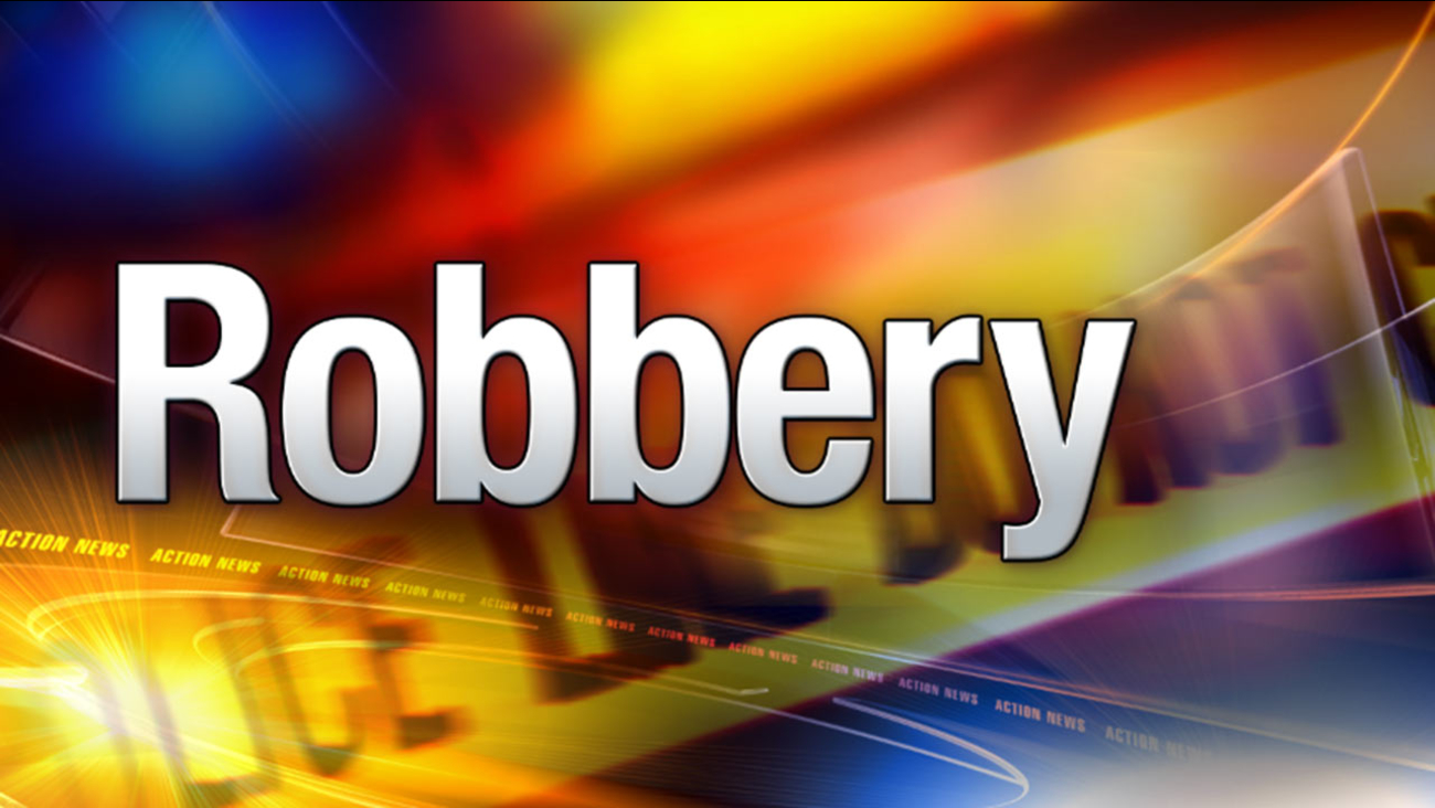 Robbery victim knocked unconscious