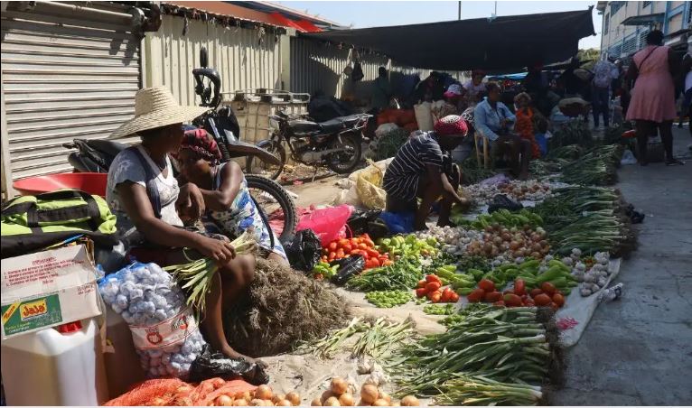 Dominicans try to shield busy border market from Haitian chaos